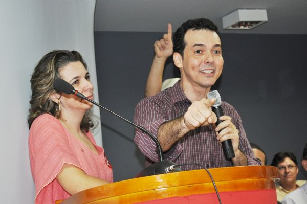 Ldio discursa ao lado da esposa durante conveno do PT em Cuiab