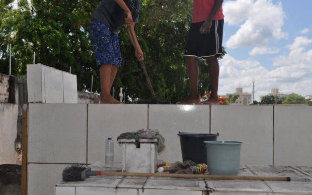 Dia de Finados: Crianas trabalham lavando tmulos em cemitrios de Cuiab