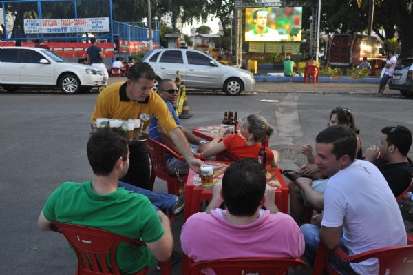 Cuiabanos fazem a festa com a primeira vitria do Brasil na Copa das Confederaes em praas da capital