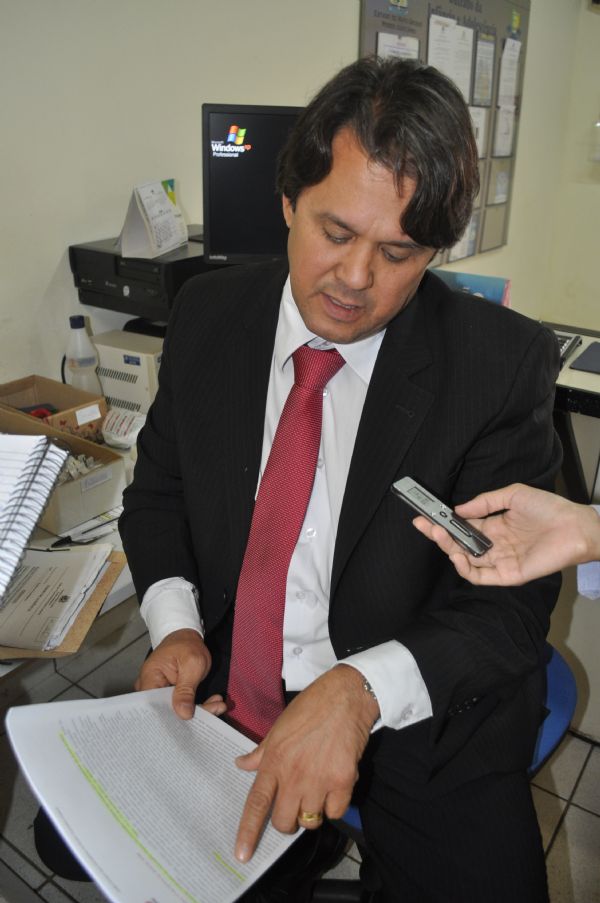Advogado Jos Rosa mostra ata e documentos usados pela defesa para provar que candidatura de Faiad  irregular