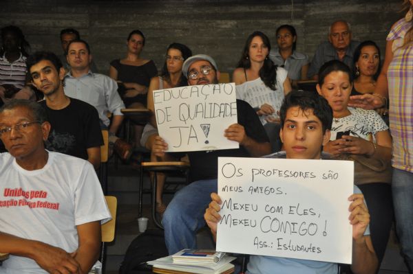 Grevistas da UFMT interditam guaritas, fazem panfletagem e acampam na universidade