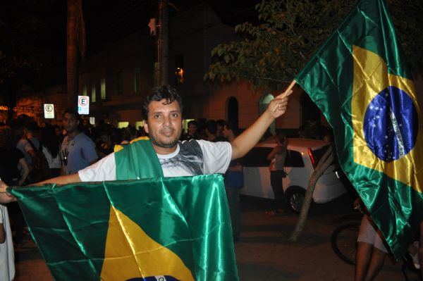 Vendas de bandeiras do Brasil empacam durante jogo, mas vendem como gua em protesto