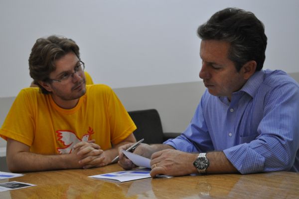 Mauro Mendes assina termo de compromisso para garantir passe livre e construo de creche universitria