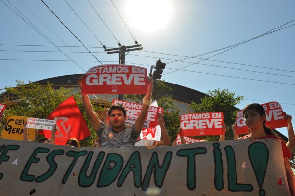 Professores e alunos fazem protesto em frente  obra da arena da Copa
