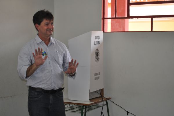 Carlos Brito chegou s 11h40 na seo eleitoral para votar