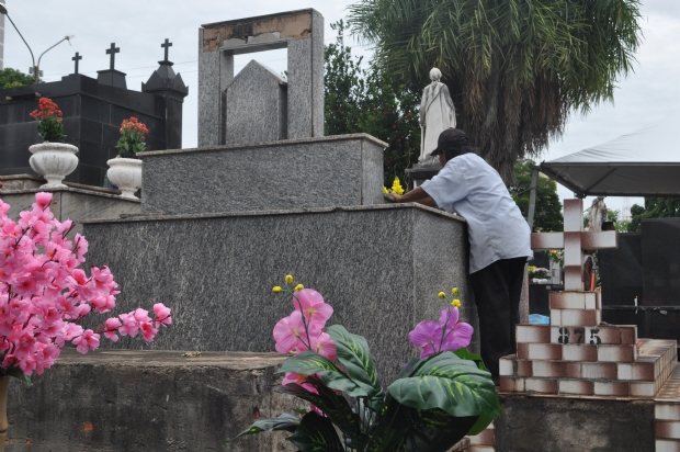 Lavadores de tmulos garantem sustento no Cemitrio Nossa Senhora da Piedade