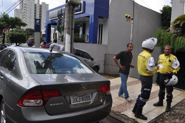 Amarelinhos multam motoristas por trancar entrada e sada de prdio comercial em Cuiab