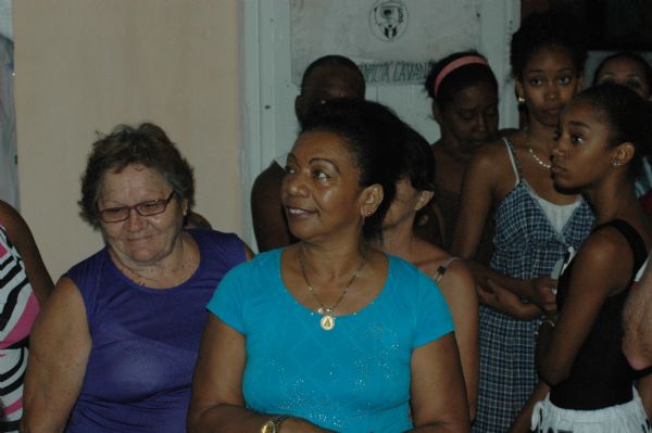 Ao centro, de azul claro, Luz Maria Zamorra Garcia, coordenadora municipal do Conselho de Defesa da Revoluo (CDR) de Havana