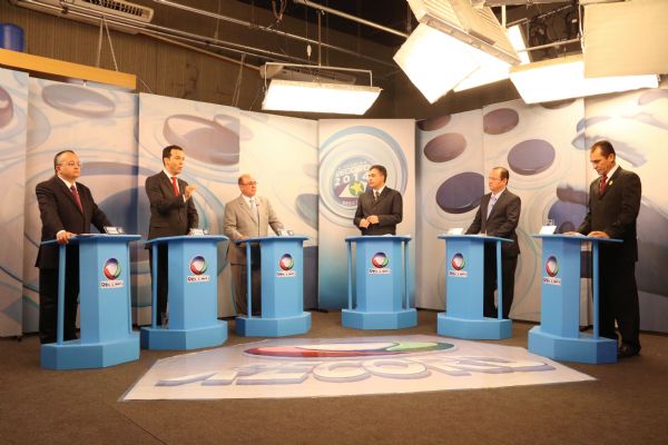 Candidatos ao governo de MT derrubam fachada de bons moos e trocam ataques em debate na TV Record