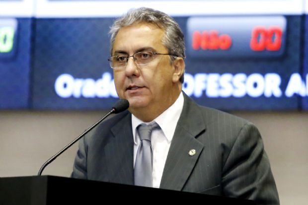 Professor Adriano Silva  autor da proposta, que tende a gerar polmica, na Assembleia Legislativa