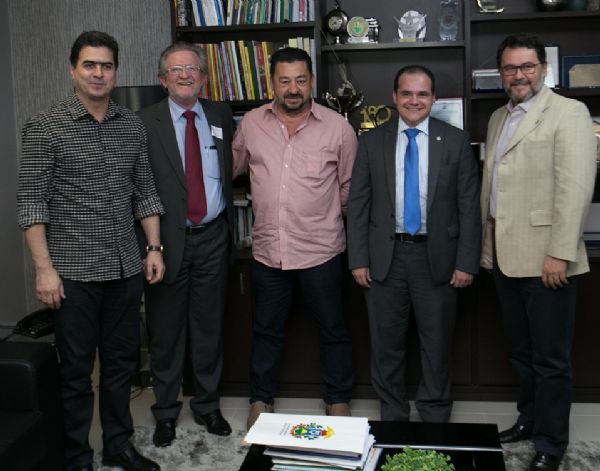 Deputados Emanuel Pinheiro, Mauro Savi e Oscar Bezerra com os presidentes Jos Arimatea Neves (AMAM) e Leonardo Campos (OAB)