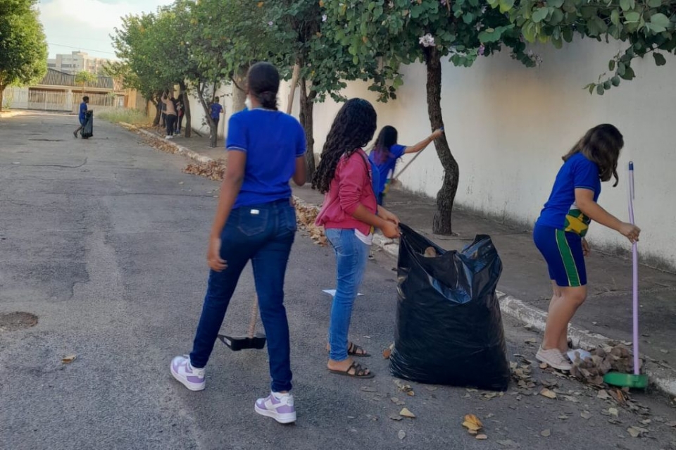 Estudantes limpam entorno de escola estadual que estava com lixo acumulado