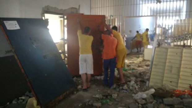 Aps rebelio deixar cinco mortos e 27 feridos, detentos trabalham para reparar presdio
