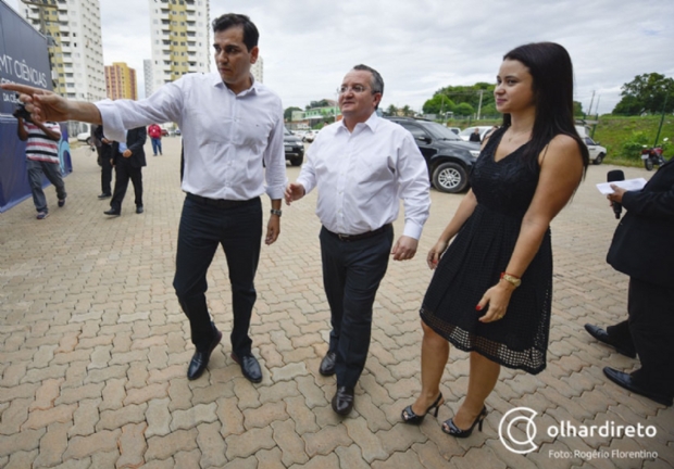 Pedro Taques baixou decreto que d poderes de supersecretrio para Domingos Svio, no Gabinete de Governo