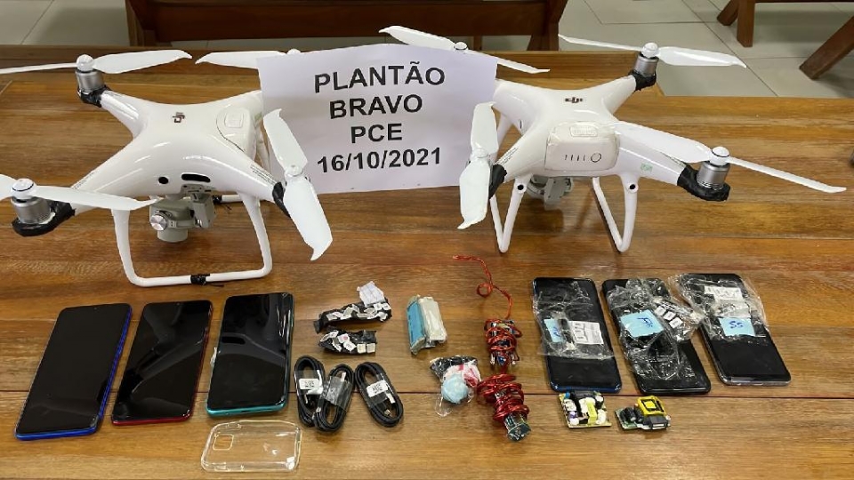Dois drones com 6 celulares e 35 chips so interceptados na PCE