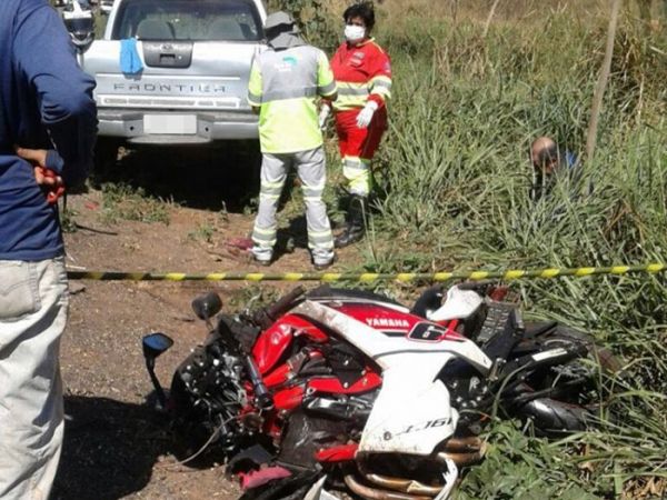 Acidente envolvendo caminhonete, caminho e motocicleta deixa um morto; vice-prefeito dirigia