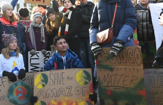 Mato-grossense com cartaz pedindo pela preservao da Amaznia