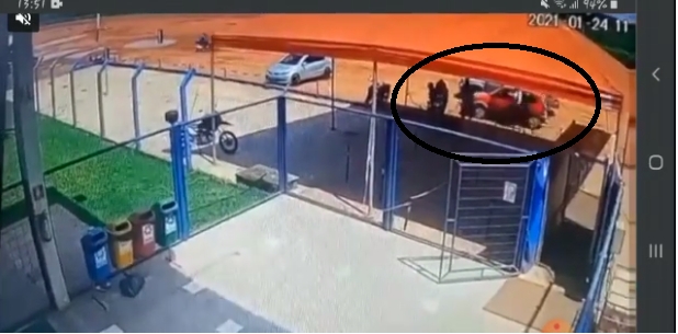  Vdeo  mostra homem executando namorado da ex-esposa a tiros