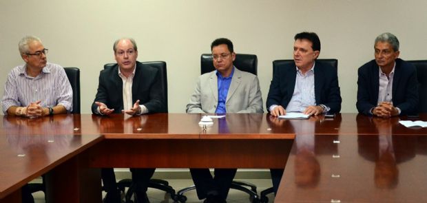 Eduardo Botelho (PSB), ao centro, com Mauro Curvo, do MP; Antnio Joaquim, do TCE; e Neurilan Fraga, da AMM: consrcio intermunicipal para comprar remdios