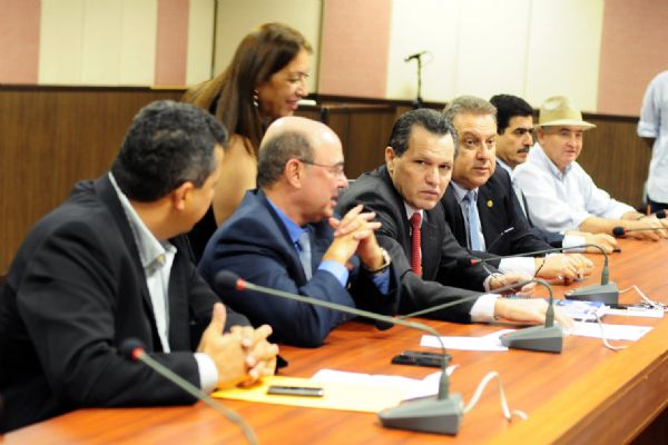 Silval Barbosa durante reunio com deputados estaduais: novo compromisso sobre emendas parlamentares