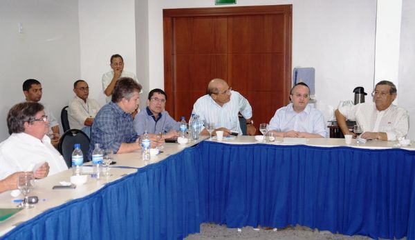 Reunio ampliada de Pedro Taques com dirigentes do DEM e PSDB, agora somados ao PDT, PSB, PPS e PV