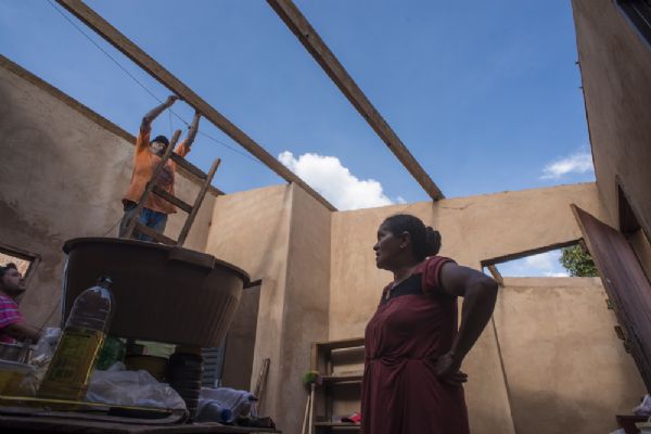 Senhora desmonta casa em Sui Miss: pronta para deixar as terras demarcadas pela Funai