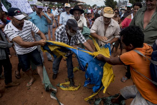 Revoltada com desintruso, populao de Sui Miss, estimada em at 7 mil pessoas (segundos os prprios produtores), rasga a bandeira brasileira