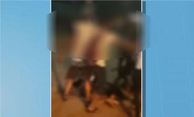 Estudante  agredida por colegas na sada de escola e cai desacordada com socos e chutes;  veja 