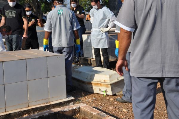 Polcia exuma corpo de menino do Lar da Criana morto em abril e apura contradies em depoimentos