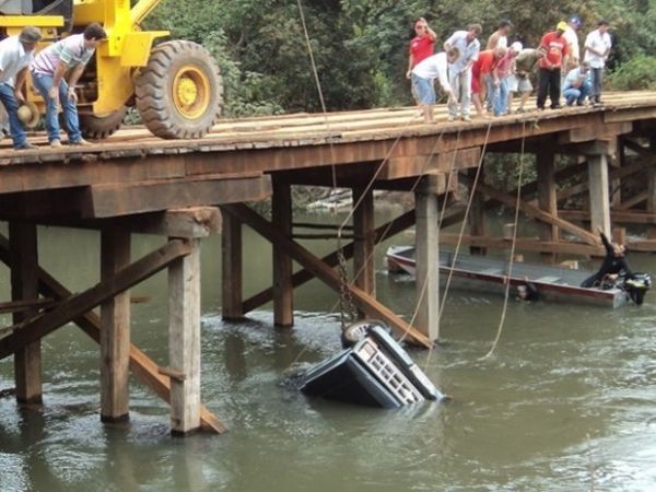 Trs morrem afogadas aps queda de caminhonete dentro de rio em MT