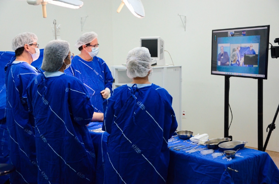 Cirurgia realizada em Cuiabá é transmitida ao vivo para congresso internacional de medicina