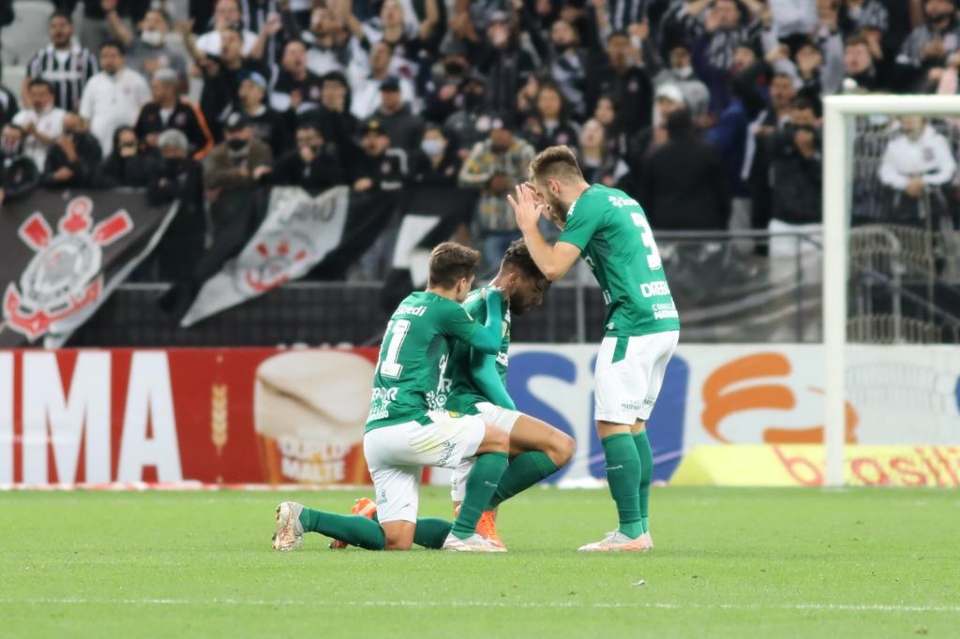 Em jogo de golaos, Cuiab luta at o fim, mas perde para o Corinthians em SP;  veja os melhores momentos 