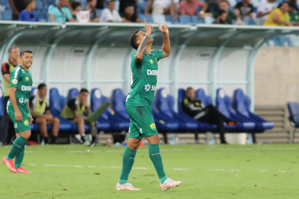 Em jogo com apago na Arena Pantanal, Cuiab vence o Internacional com gol de pnalti;  veja os melhores momentos
