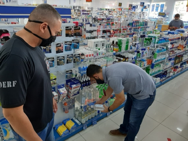 Polcia Civil e Procon fiscalizam preos abusivos em farmcia de Cuiab