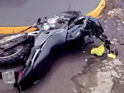 Motociclista bate em rvore e morre na avenida Beira Rio