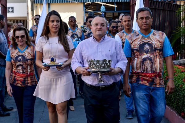 Pedro Taques recebe festeiros de So Benedito na antiga Residncia dos Governadores, com direito a ch c bolo
