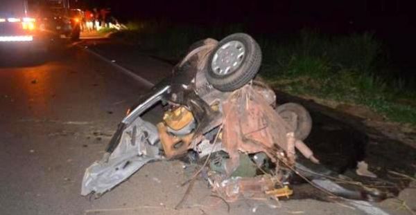 Carro se parte ao meio em acidente com Hillux e motorista morre na hora  (Confira fotos)