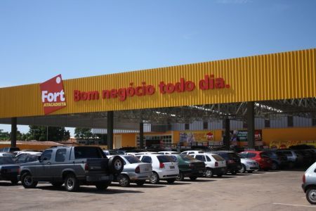 Comerciante flagra 'ladro'  remexendo no carro em ptio de supermercado; prejuzo  de R$ 5 mil