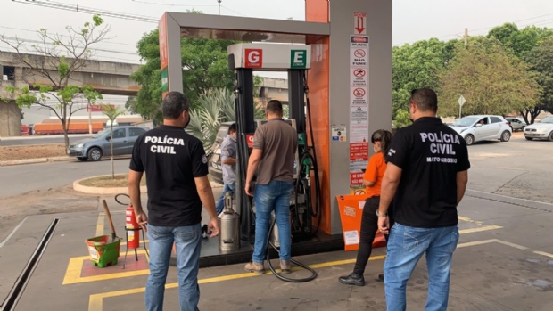 Posto de combustvel em Cuiab  autuado aps cliente desconfiar de quantidade de gasolina abastecida