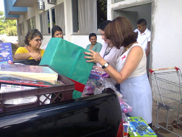 Maria Antnia Borges, da SAD, e Silvia Negri, do Hospital do Cncer, coordenam a distribuio dos donativos, a maioria brinquedos