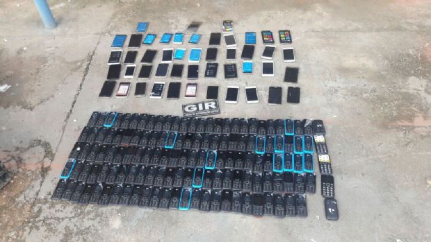 Agentes apreendem quase  200 celulares escondidos em bebedouro da PCE;  veja vdeos 