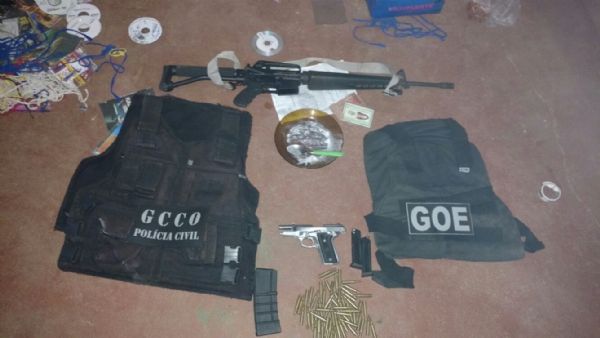 Aps exploso a 4 caixas eletrnicos, GCCO apreende fuzil e submetralhadora