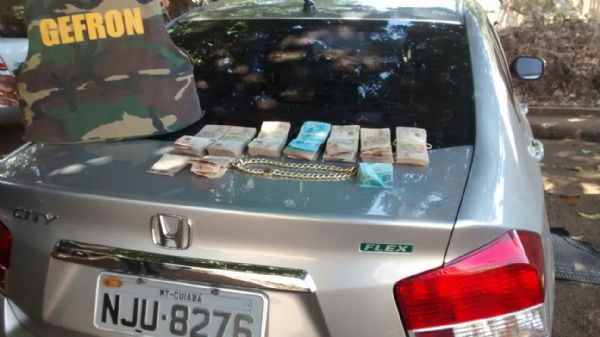 Gefron encontra R$ 34 mil escondidos em cmbio de veculo; motorista  preso