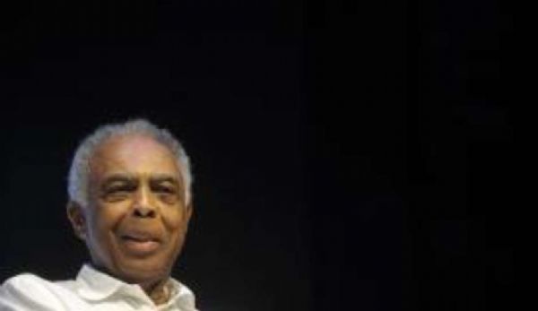 Gilberto Gil volta a ser internado por insuficincia renal