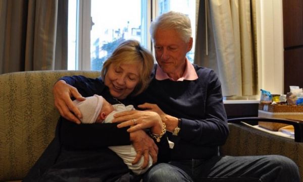 Hillary Clinton comemora nascimento do segundo neto