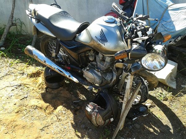 Coliso de moto com carreta parada mata rapazes de 22 e 25 anos na BR-163