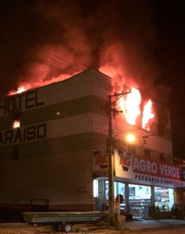 Hotel em Mato Grosso pega fogo durante a madrugada e fica parcialmente destrudo