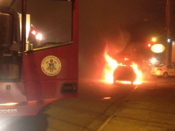 Carro pega fogo em bairro nobre de Cuiab;  Veja fotos