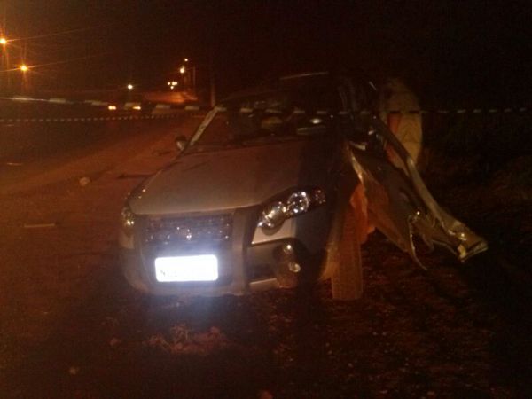 Trs pessoas morrem aps carro rodar e colidir com poste; motorista foi arremessada;  veja fotos 
