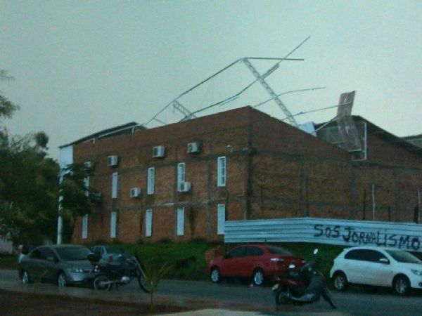 vento arranca teto da biblioteca da UFMT